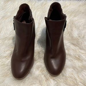 Brown boots in great condition.